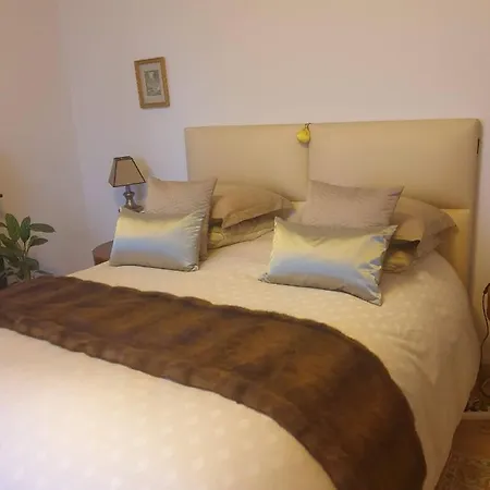 Room In Apartment - The Mindful Place Master Bedroom Affittacamere